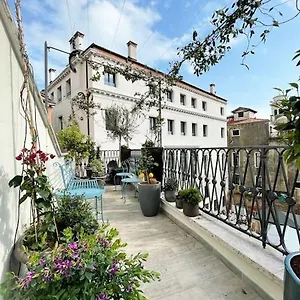 https://c-cornelia-a-rooftop-terrace-with-dazzling-view.hotelinveneto.com